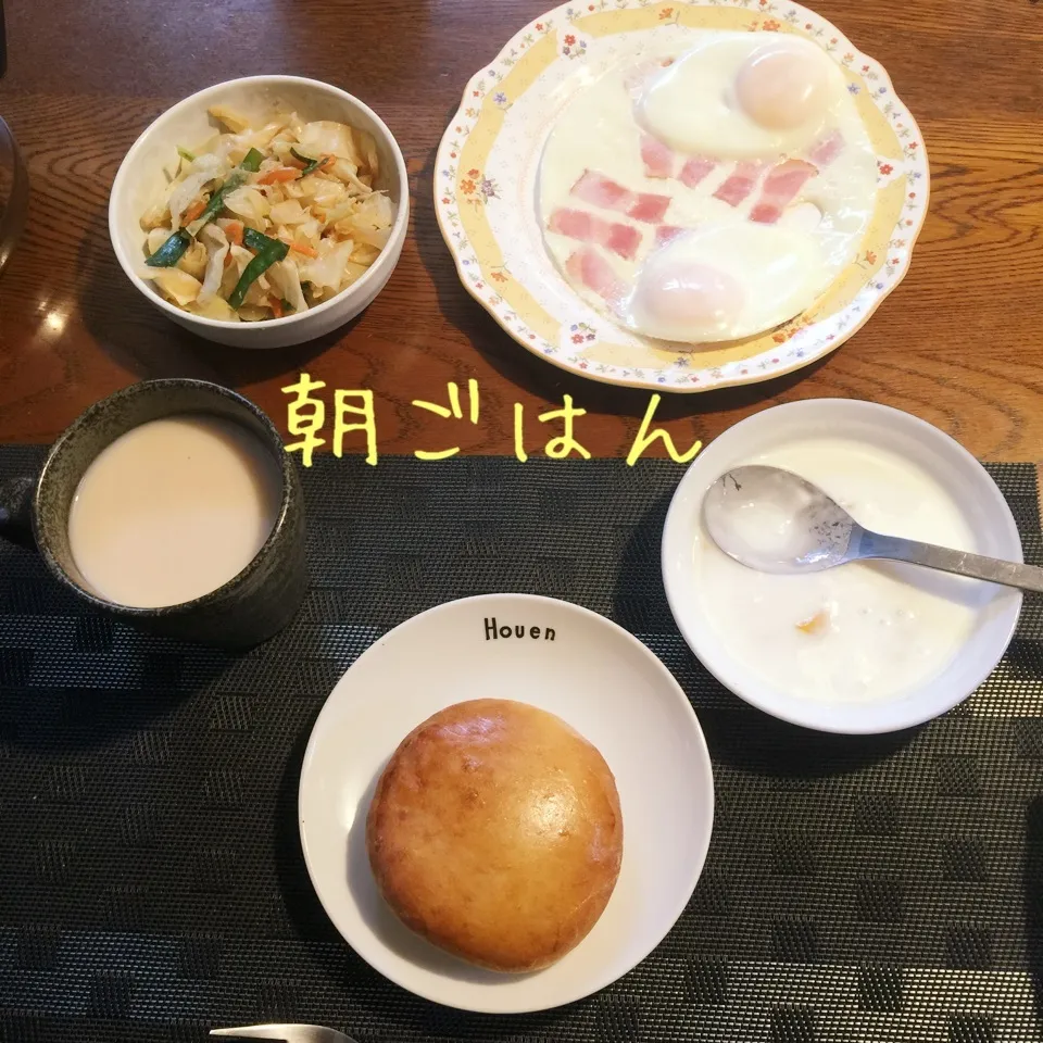 Snapdishの料理写真:あんパン、ベーコンエッグ、キャベツ、ヨーグルトマンゴー、|yakinasuさん