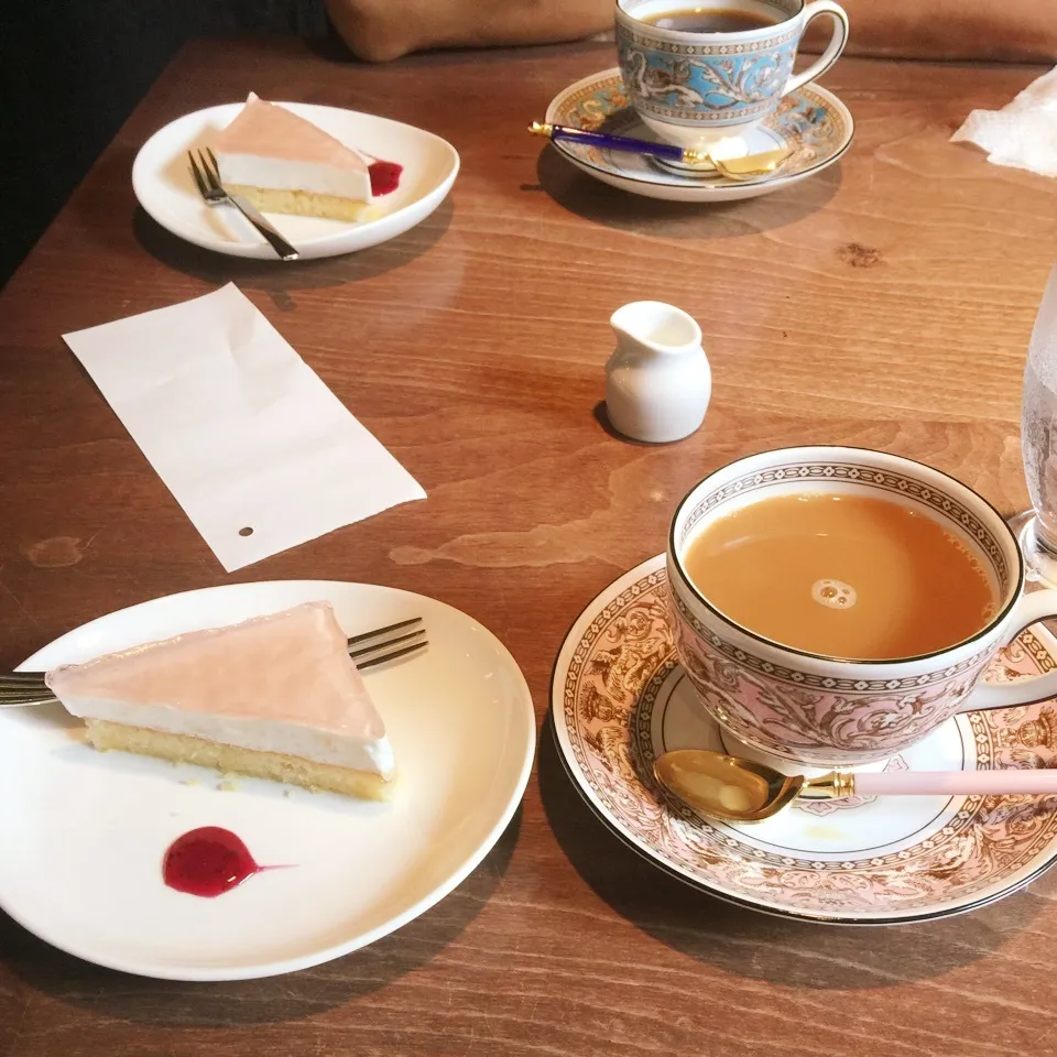 Snapdishの料理写真:ブレンドコーヒー頼んだら、ケーキついてきた。|yakinasuさん