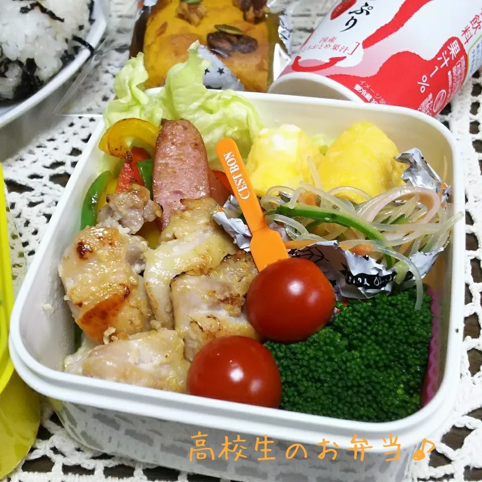 Snapdishの料理写真:鶏塩麹焼きとおにぎり弁当♪|ちびたまさん