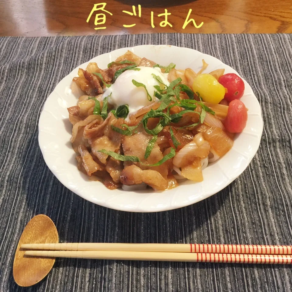 肉玉ねぎ温玉ぶっかけうどん|yakinasuさん