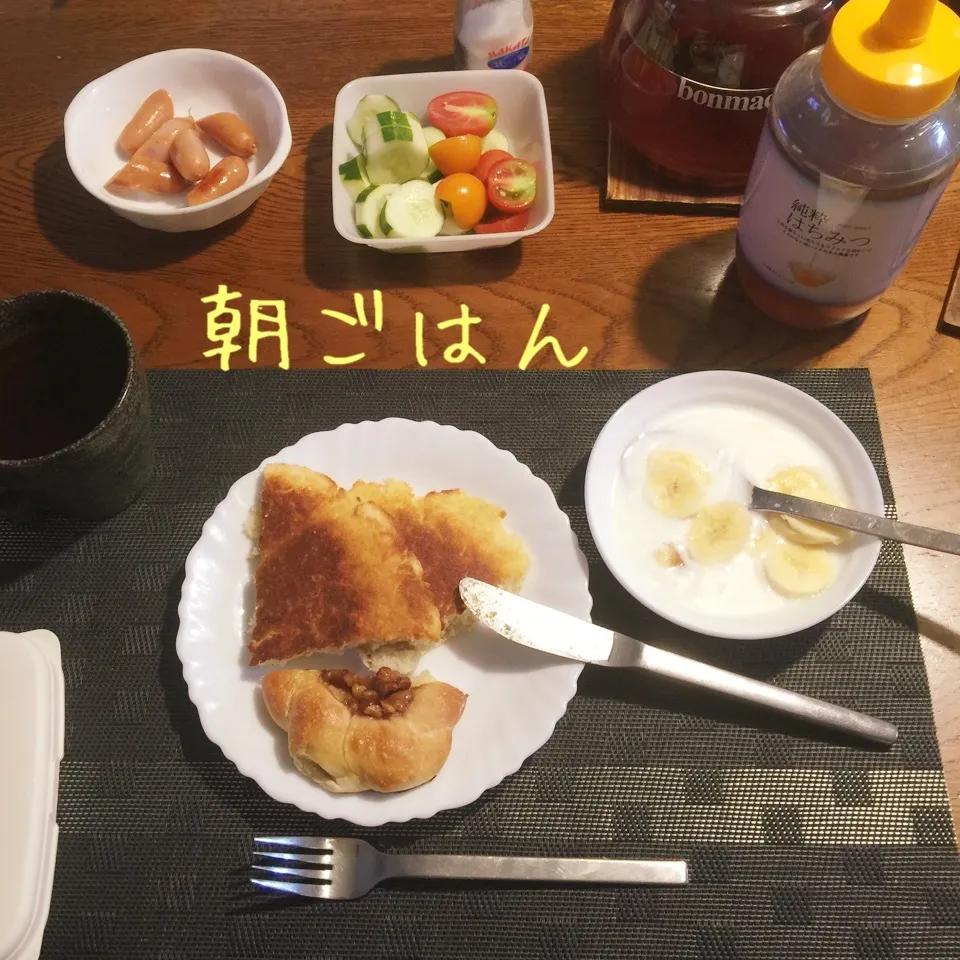 Snapdishの料理写真:ホットケーキ、ウインナ、サラダ、ヨーグルトバナナ、紅茶|yakinasuさん