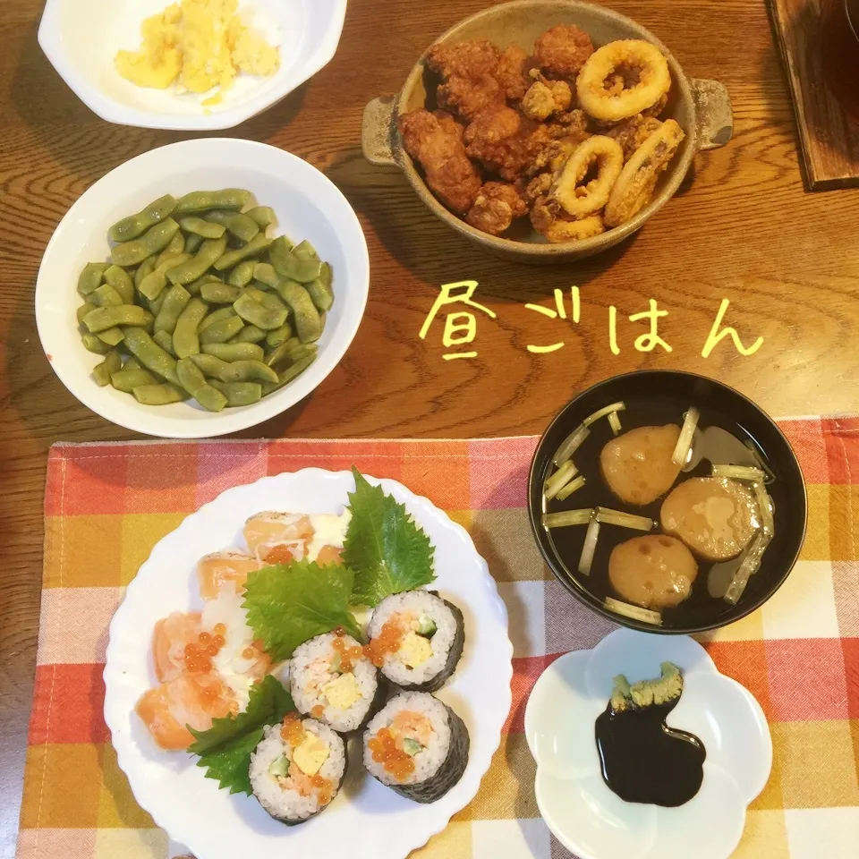 Snapdishの料理写真:サーモンの寿司、吸物、チキンとイカの唐揚げ、枝豆、|yakinasuさん