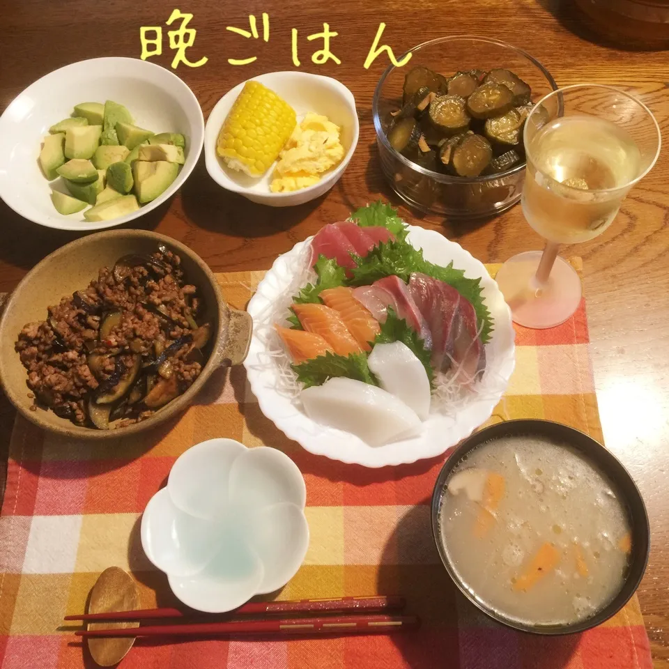 Snapdishの料理写真:刺身盛り合わせ、茄子ひき肉ピリ辛味噌炒め、アボカド、胡瓜|yakinasuさん