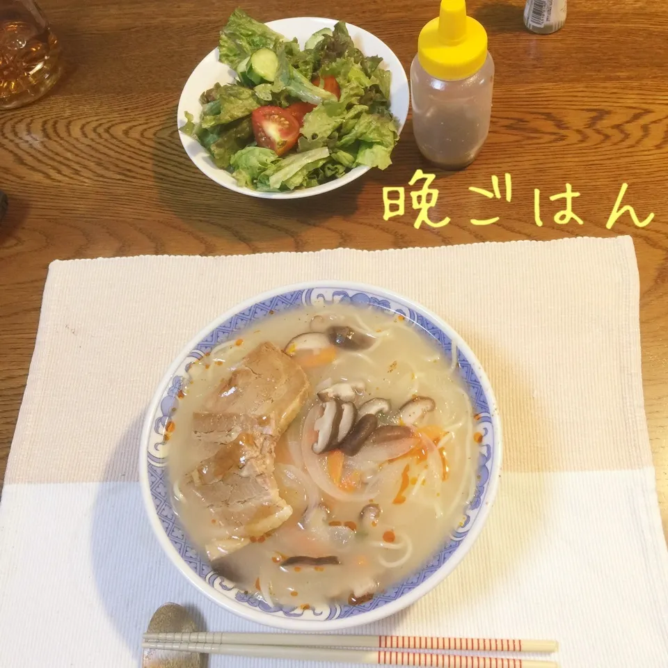 豚骨ラーメン厚切りチャーシューのせ、サラダ|yakinasuさん