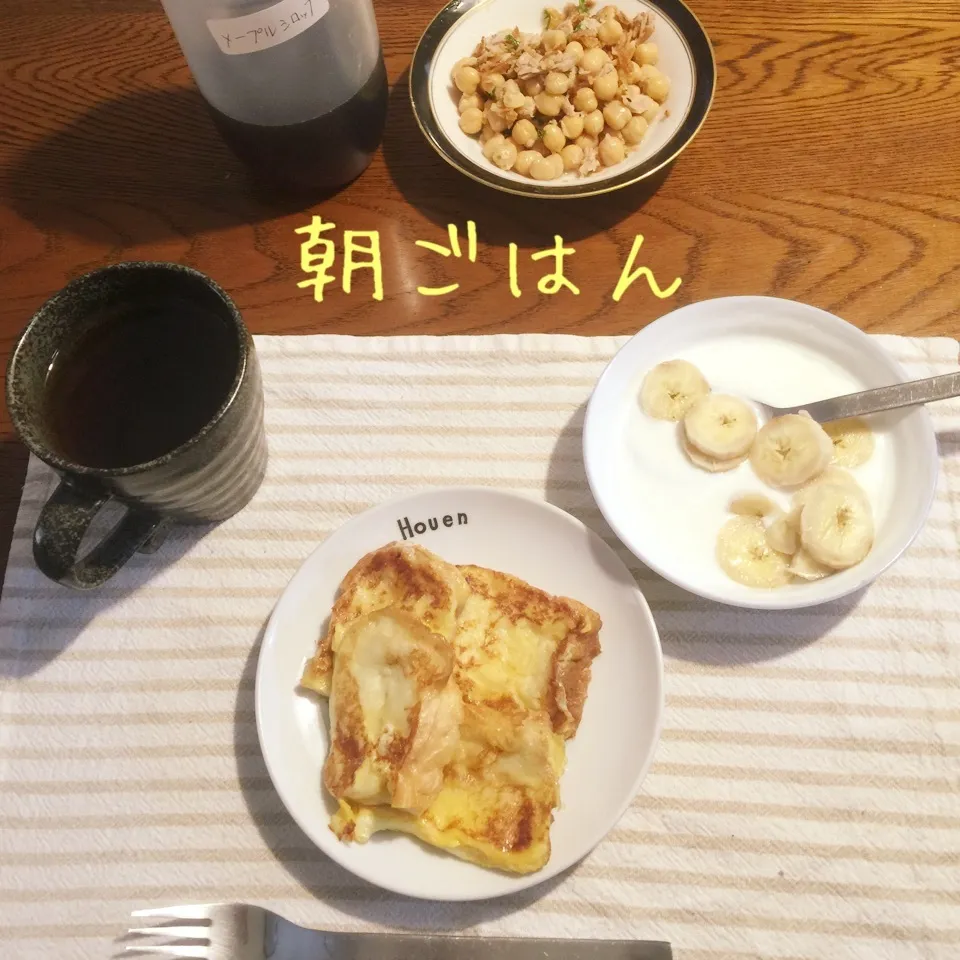 Snapdishの料理写真:フレンチトースト、ひよこ豆サラダ、ヨーグルトバナナ、紅茶|yakinasuさん