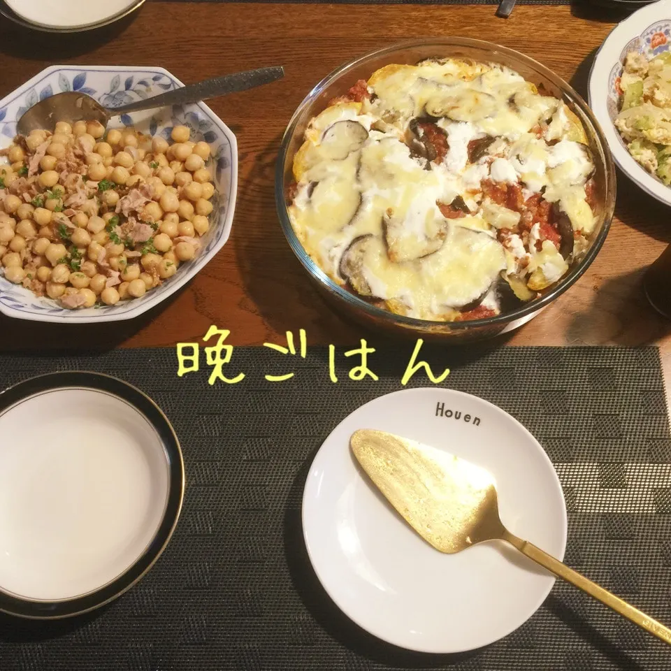 Snapdishの料理写真:ひき肉ムサカ、ひよこ豆ツナのサラダ、漬物や、残り物|yakinasuさん