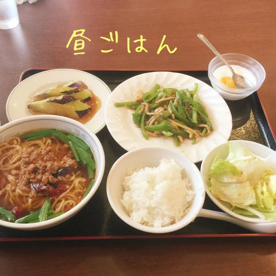 台湾ラーメン、揚げなす餡かけ、青椒肉絲、大根サラダ、杏仁豆腐|yakinasuさん