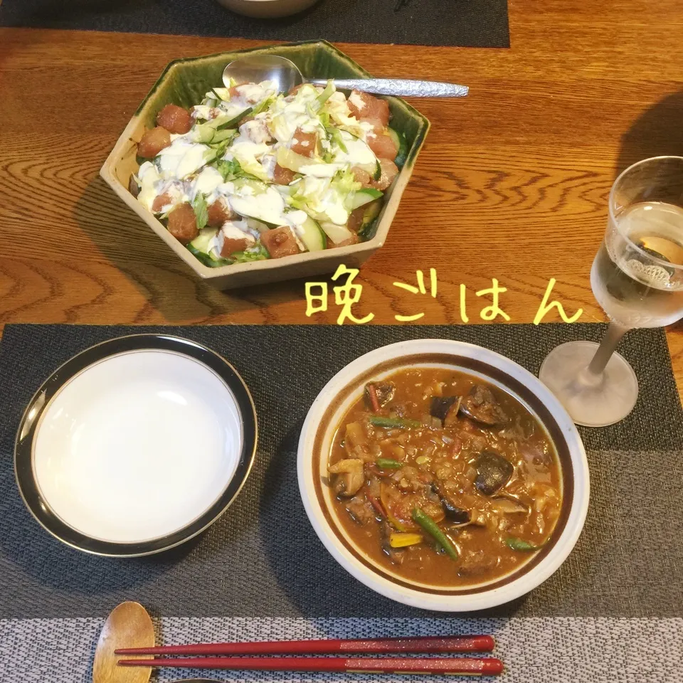 牛肉赤ワイン煮込みカレー味、まぐろカルパッチョ、ワイン|yakinasuさん