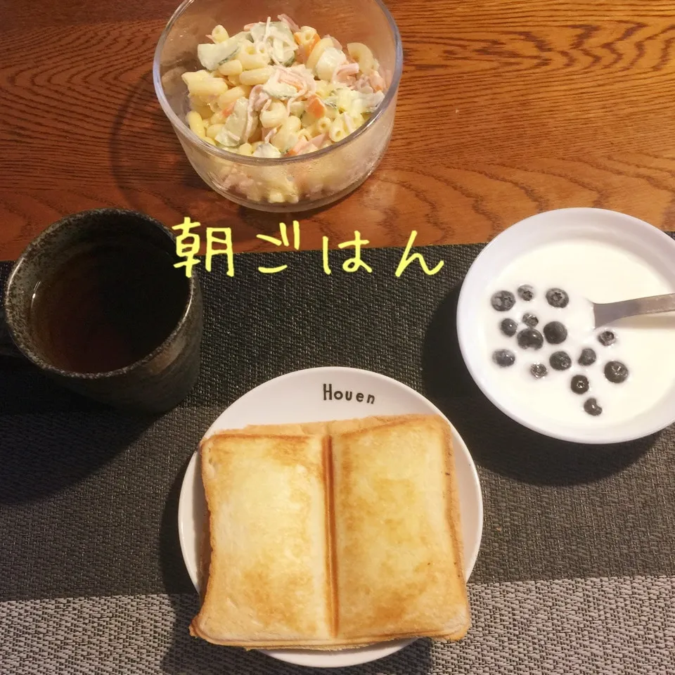 Snapdishの料理写真:ポテトのホットサンド、マカロニサラダ、ヨーグルトBB、紅茶|yakinasuさん