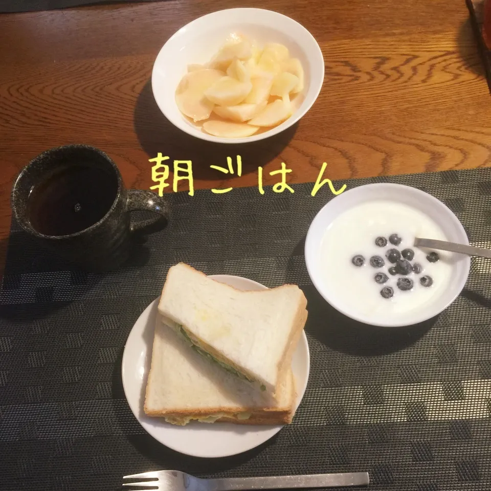 Snapdishの料理写真:オムレツサンドイッチ、桃、ヨーグルトブルーベリー、紅茶|yakinasuさん