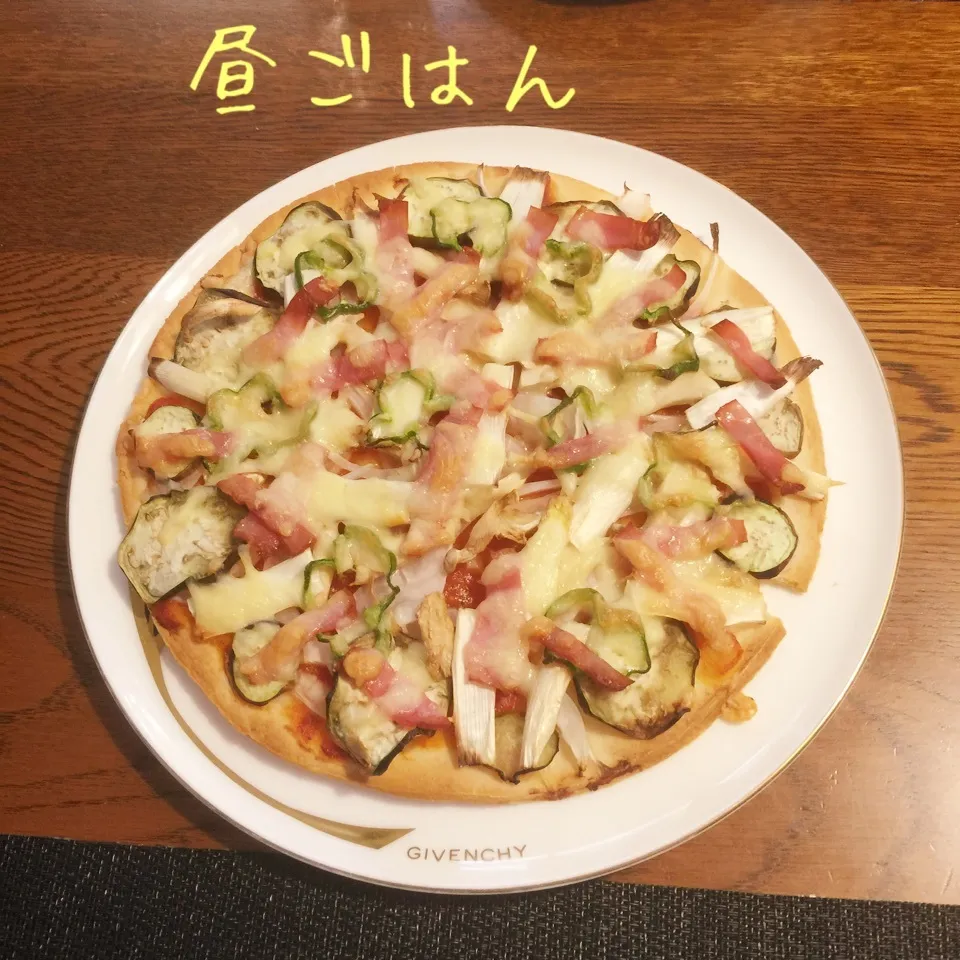 Snapdishの料理写真:トマトソースの野菜たっぷりベーコンピザ|yakinasuさん