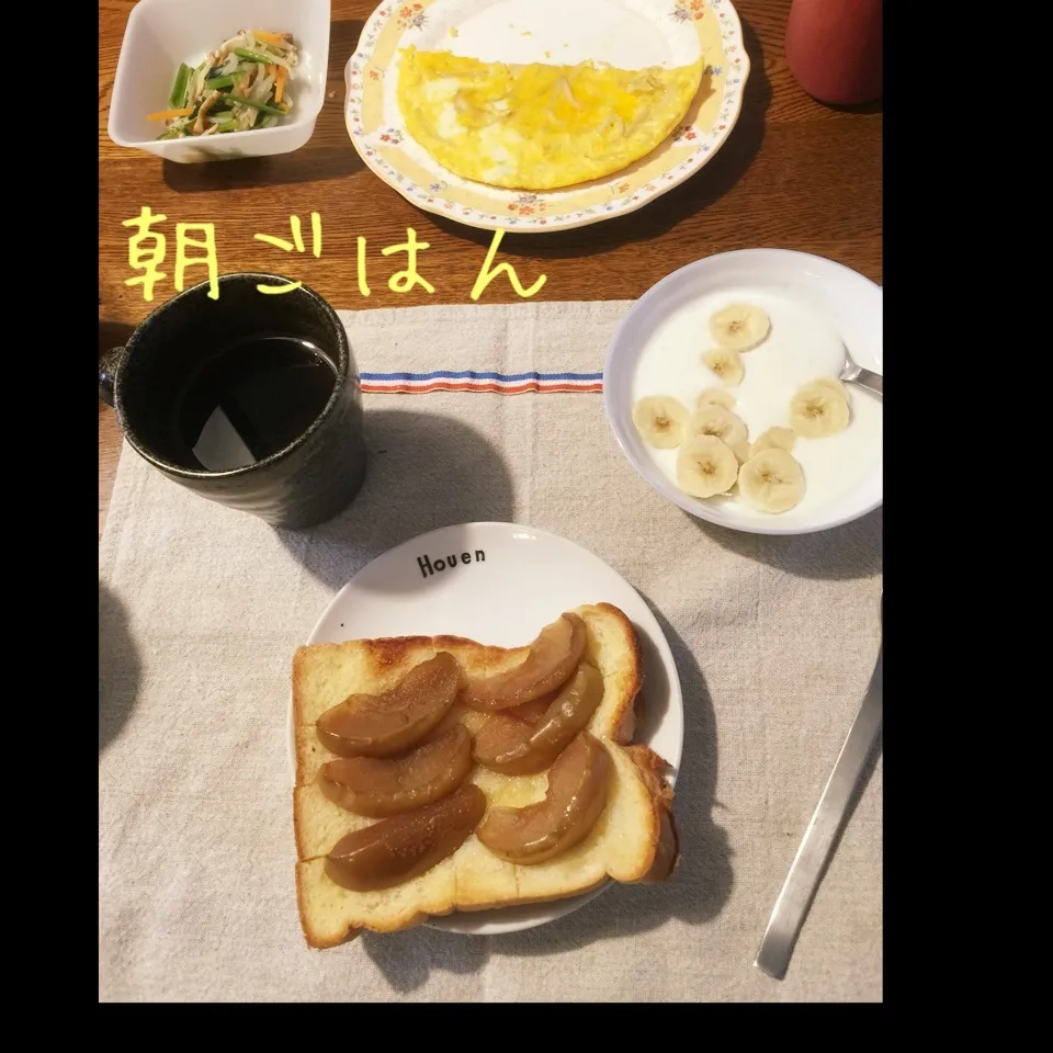 Snapdishの料理写真:アップルトースト、玉ねぎ入りオムレツ、ヨーグルトバナナ、紅茶|yakinasuさん