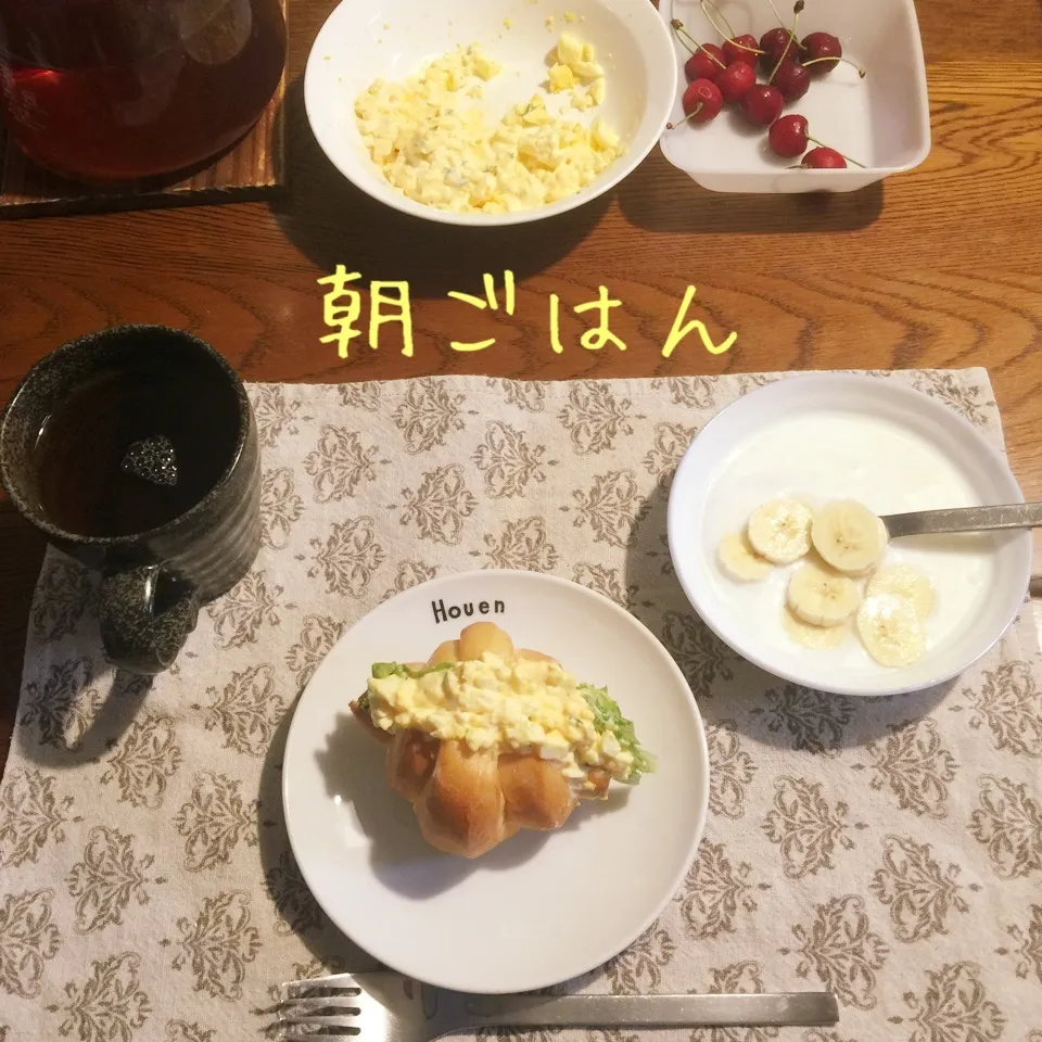 Snapdishの料理写真:茹で卵のロールサンド、さくらんぼ、ヨーグルトバナナ、紅茶.|yakinasuさん