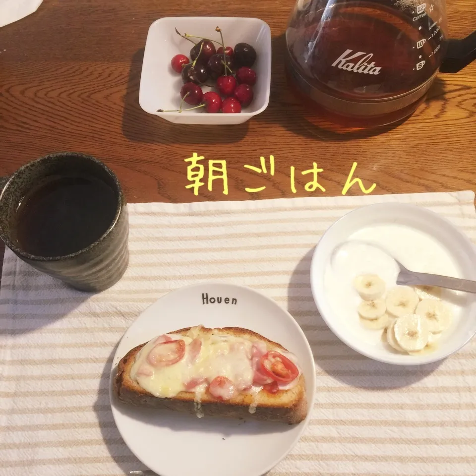 Snapdishの料理写真:ピザトースト、サクランボ、ヨーグルトバナナ、紅茶|yakinasuさん