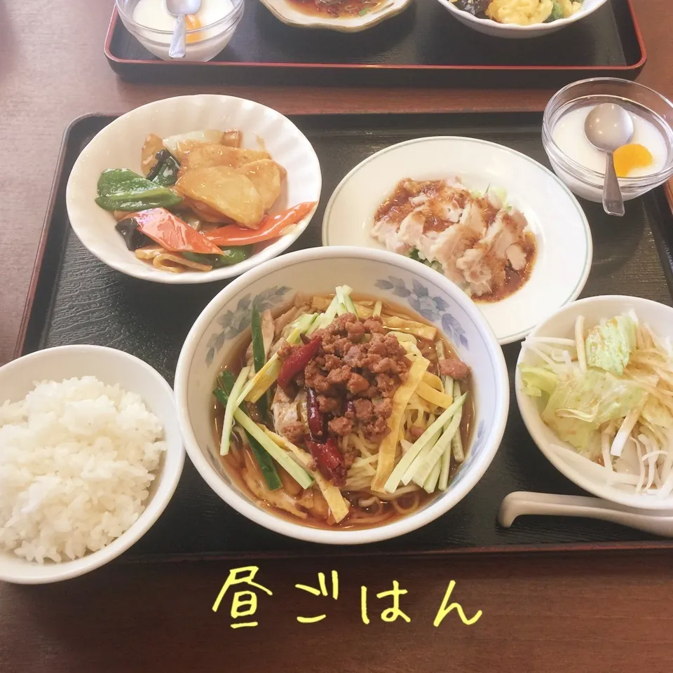 台湾冷麺、じゃがいも炒め、棒棒鶏、大根サラダ、杏仁豆腐|yakinasuさん