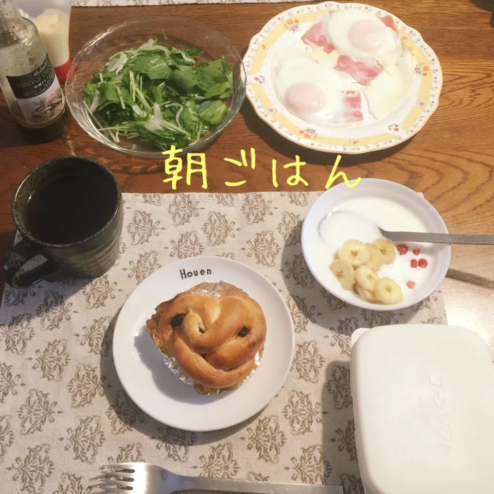 Snapdishの料理写真:ラムレーズンパン、ベーコンエッグ、サラダ、ヨーグルトバナナ苺|yakinasuさん