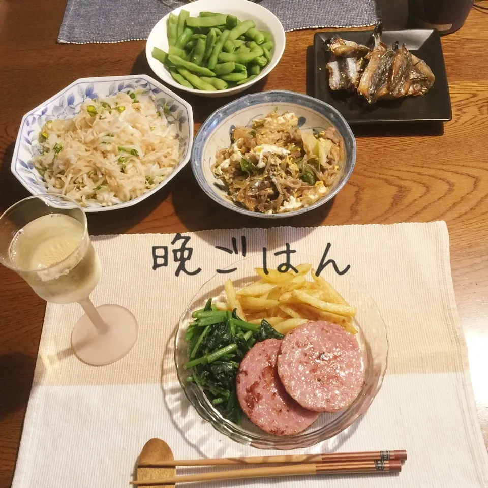 Snapdishの料理写真:ボローニャソーセージ、付け合せ、枝豆、大根サラダ、残り物|yakinasuさん