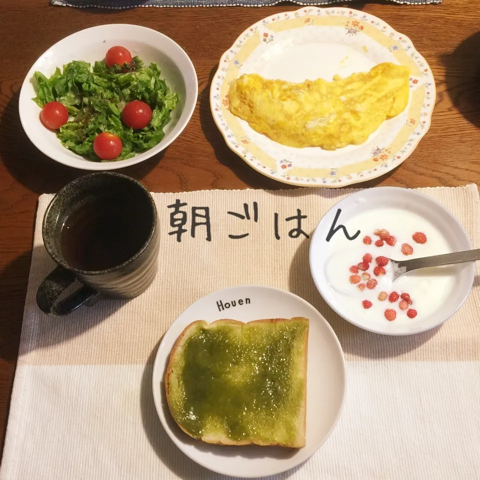 Snapdishの料理写真:抹茶クリームトースト、オムレツ、サラダ、ヨーグルト苺、紅茶|yakinasuさん