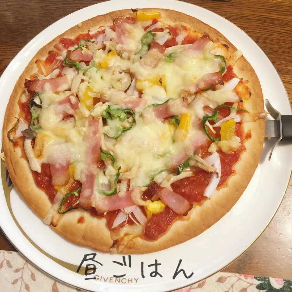 Snapdishの料理写真:トマトソースのベーコンピザ|yakinasuさん