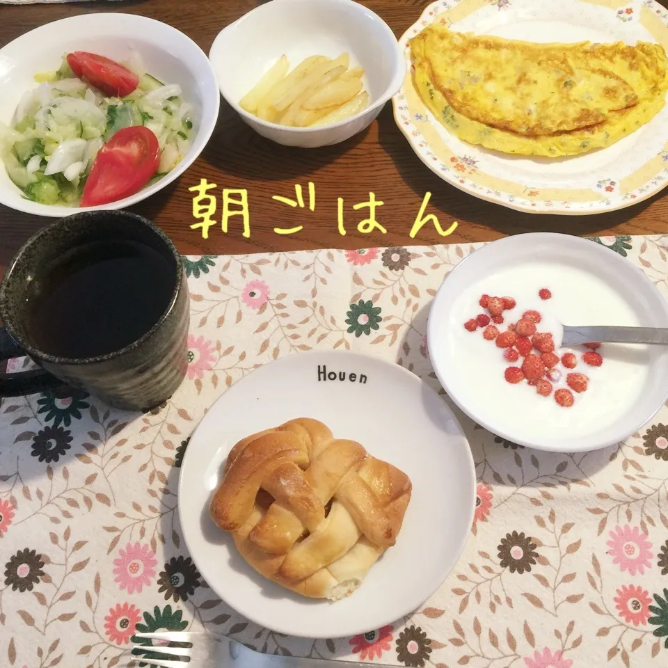 Snapdishの料理写真:マーマレードパン、ミンチパセリオムレツ、サラダ、ヨーグルト|yakinasuさん