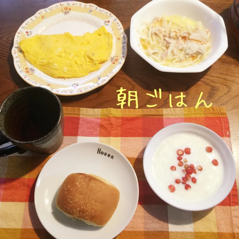 Snapdishの料理写真:焼きカレーパン、オムレツ、サラダ、ヨーグルト苺、紅茶|yakinasuさん