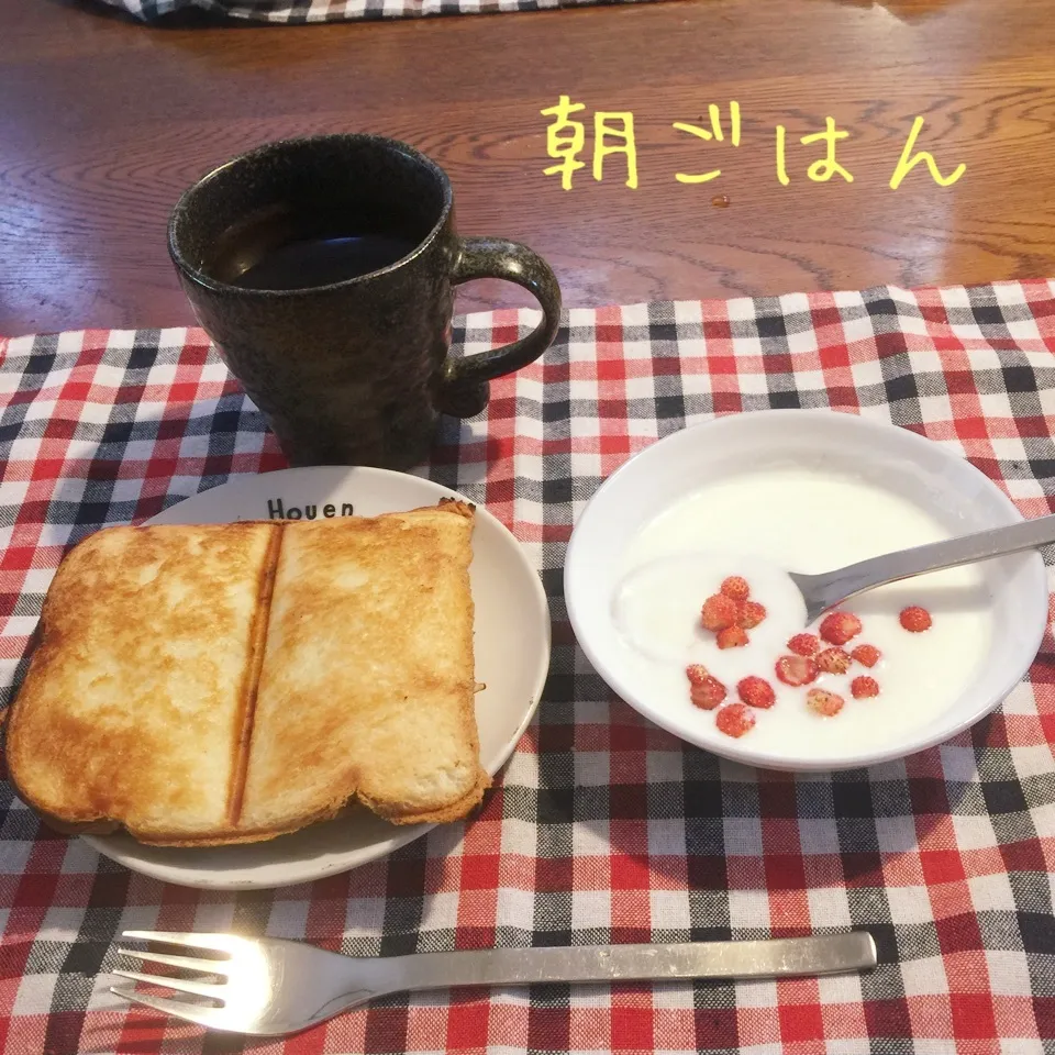 Snapdishの料理写真:キャベーチーホットサンド、ヨーグルト苺、紅茶|yakinasuさん