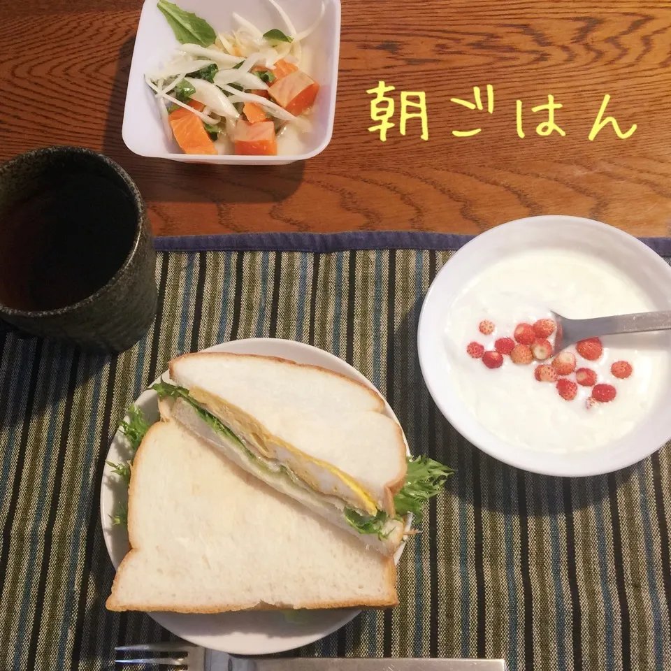 Snapdishの料理写真:玉子生ハムサンド、サラダ、ヨーグルト苺、紅茶|yakinasuさん