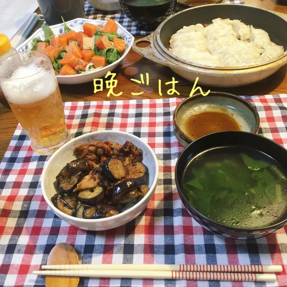 浜松餃子、茄子豚肉味噌炒め、サーモンサラダ、スープ、ビール|yakinasuさん