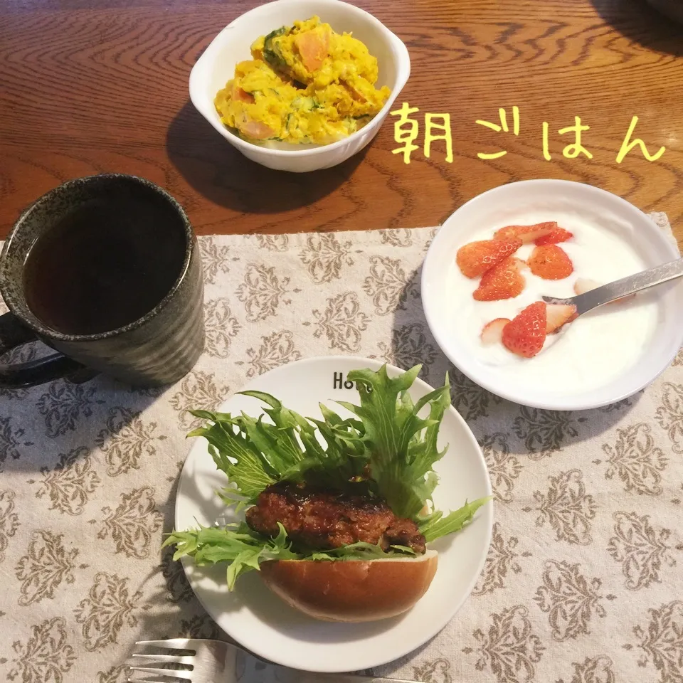 Snapdishの料理写真:ハンバーグサンド、南瓜サラダ、ヨーグルト苺、紅茶|yakinasuさん