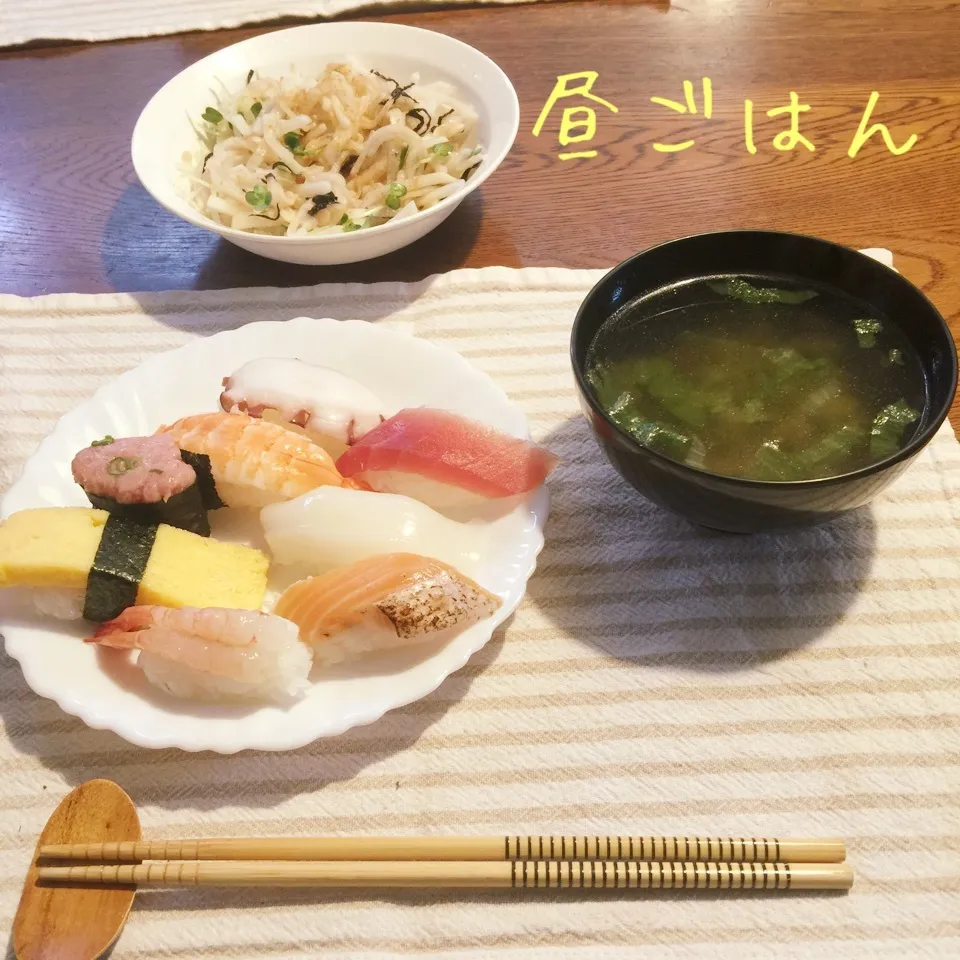 Snapdishの料理写真:お寿司、吸い物、大根サラダ|yakinasuさん