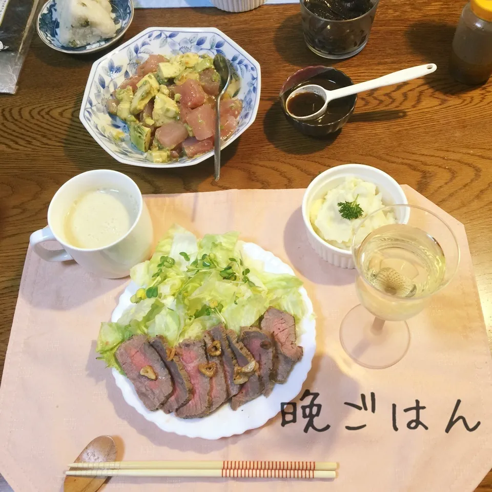 Snapdishの料理写真:ローストビーフ、クリームポテト、アボカドマグロサラダ、ワイン|yakinasuさん