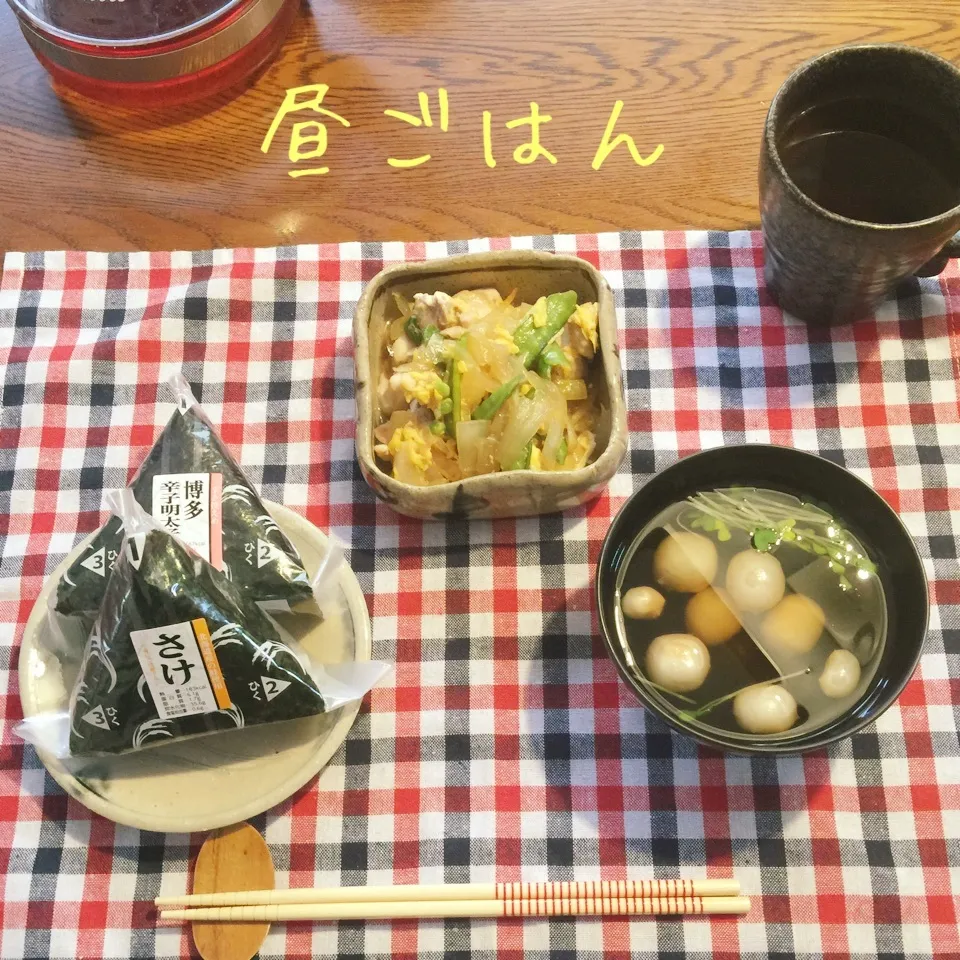 Snapdishの料理写真:おにぎり（鮭と明太子）、鶏モモと玉ねぎ卵とじ、吸い物|yakinasuさん