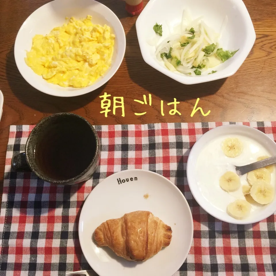 Snapdishの料理写真:クロワッサン、スクランブル、サラダ、ヨーグルトバナナ、紅茶|yakinasuさん