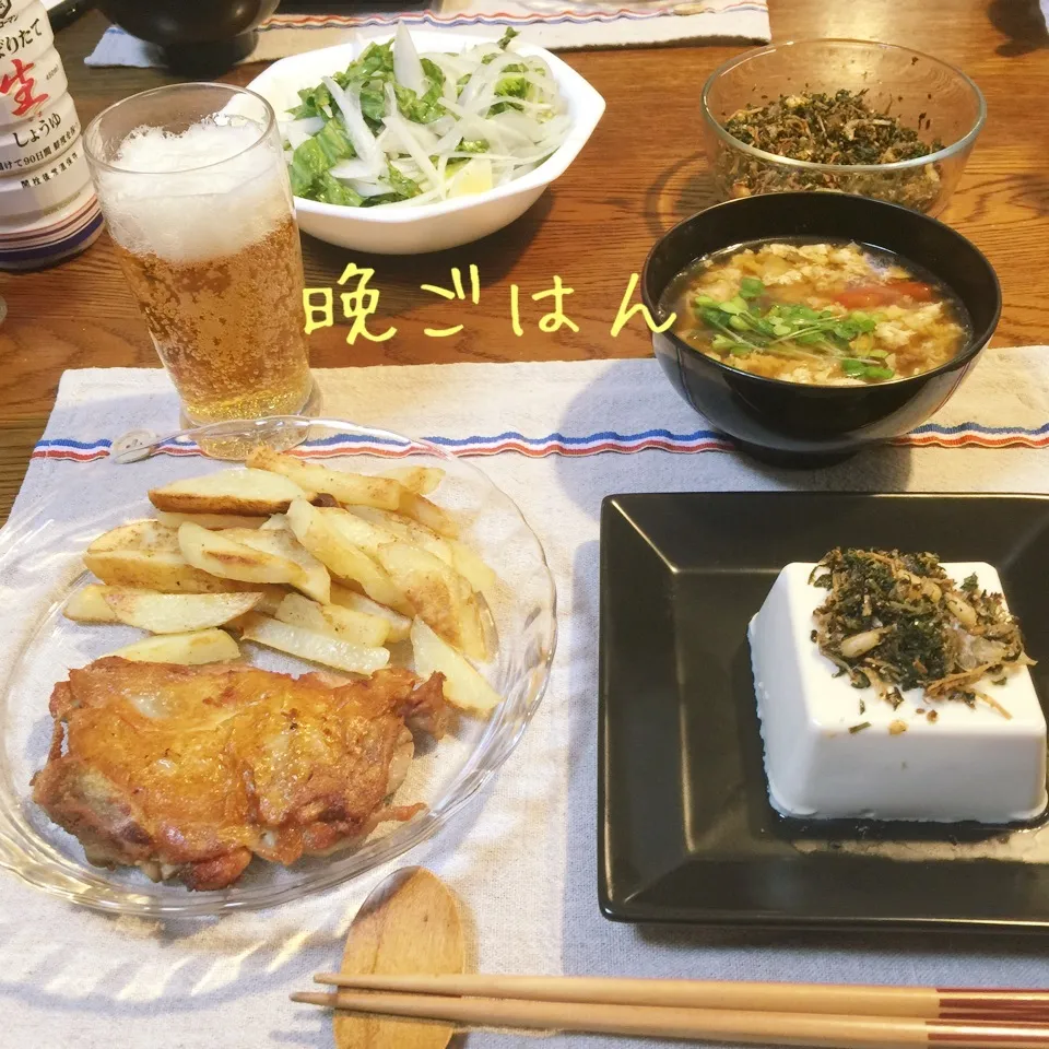 Snapdishの料理写真:鶏モモパリパリ焼き、ポテト、冷奴人参葉ふりかけ、サラダ、|yakinasuさん