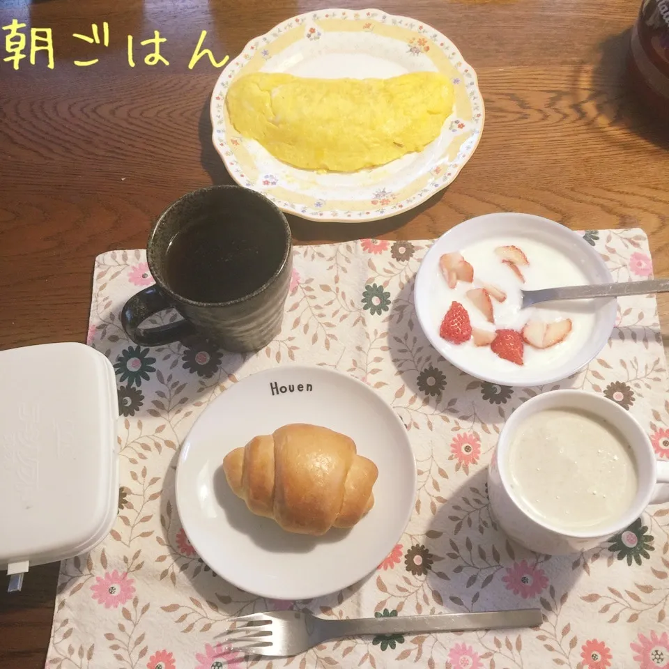 Snapdishの料理写真:甘納豆ロール、オムレツ、牛蒡ポタージユ、ヨーグルト苺、紅茶|yakinasuさん