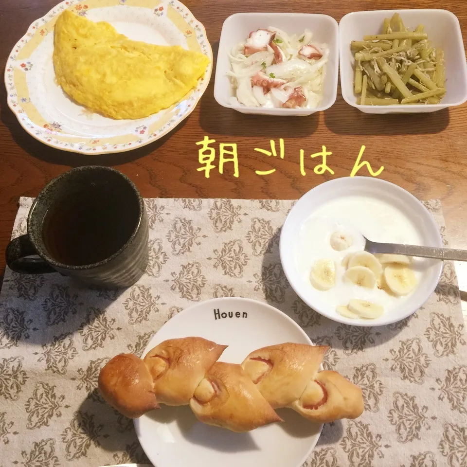 Snapdishの料理写真:ベーコンエピ、オムレツ、蛸マリネ、蕗アンチョビ、ヨーグルト|yakinasuさん