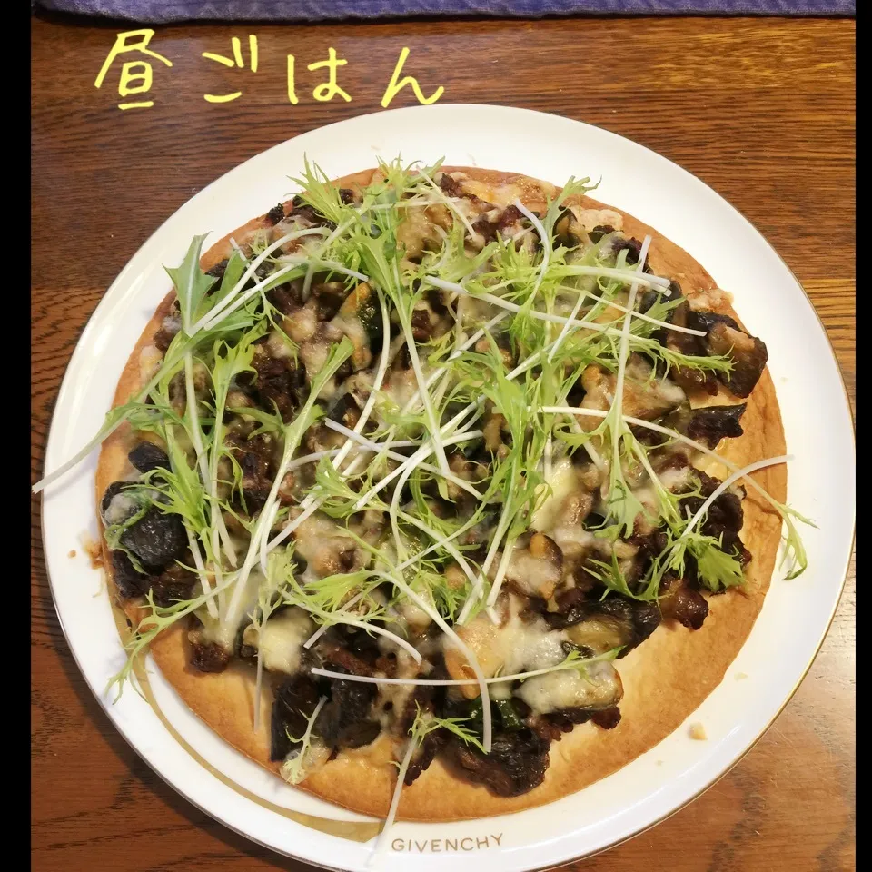 Snapdishの料理写真:牛肉と茄子とピーマンのオイスター炒めのピザ、水菜のせ|yakinasuさん