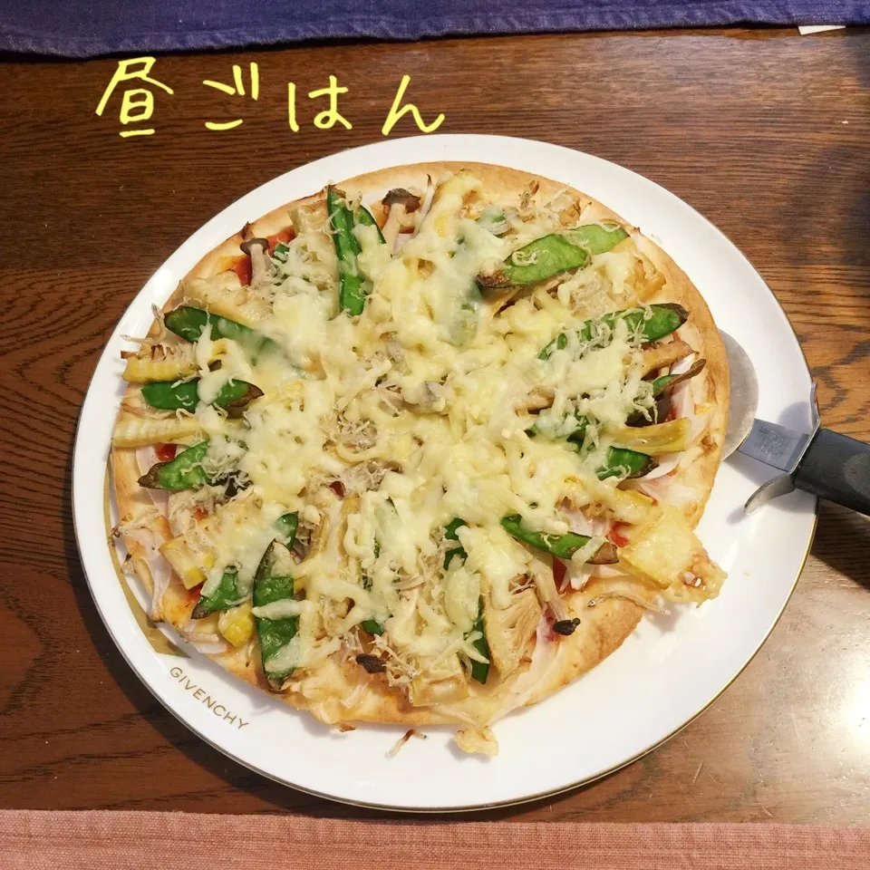 Snapdishの料理写真:筍、シメジ、絹さや、シラスの春のトマトソースピザ|yakinasuさん