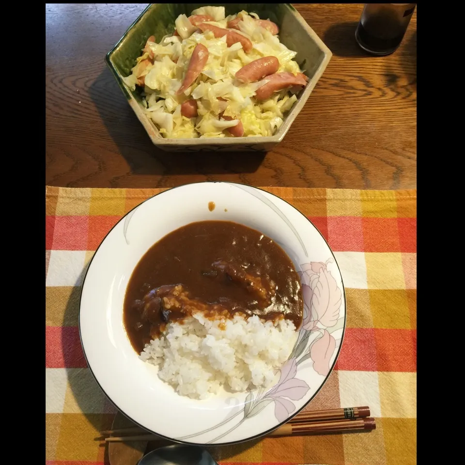 Snapdishの料理写真:カレーライス、キャベツソーセージのソテー|yakinasuさん