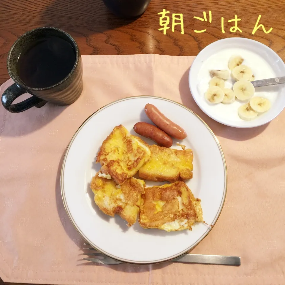 Snapdishの料理写真:フレンチトースト、ソーセージ、ヨーグルトバナナ、紅茶|yakinasuさん