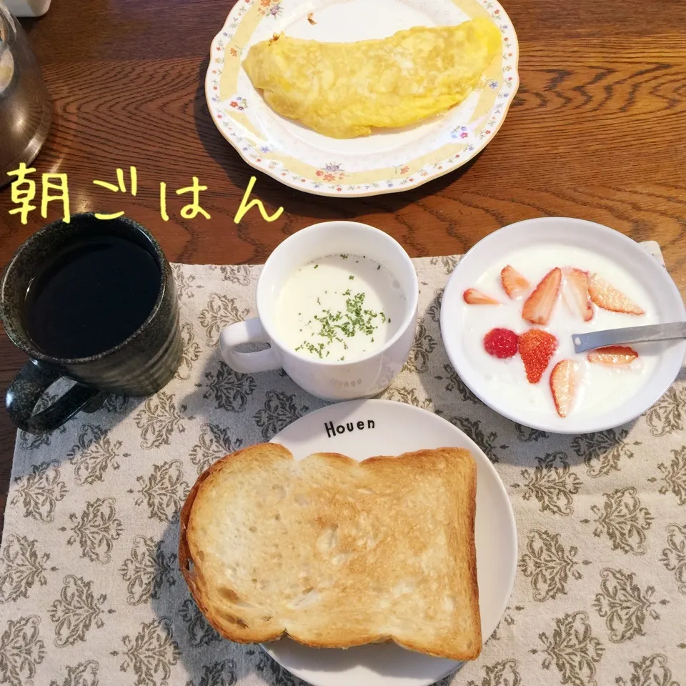 Snapdishの料理写真:トースト、オムレツ、ビシソワーズ、ヨーグルト苺、紅茶|yakinasuさん