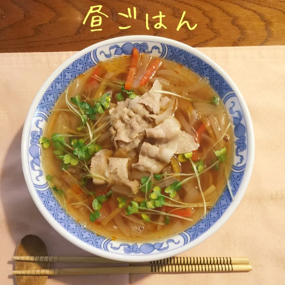 Snapdishの料理写真:肉そば、（醤油ラーメン）|yakinasuさん