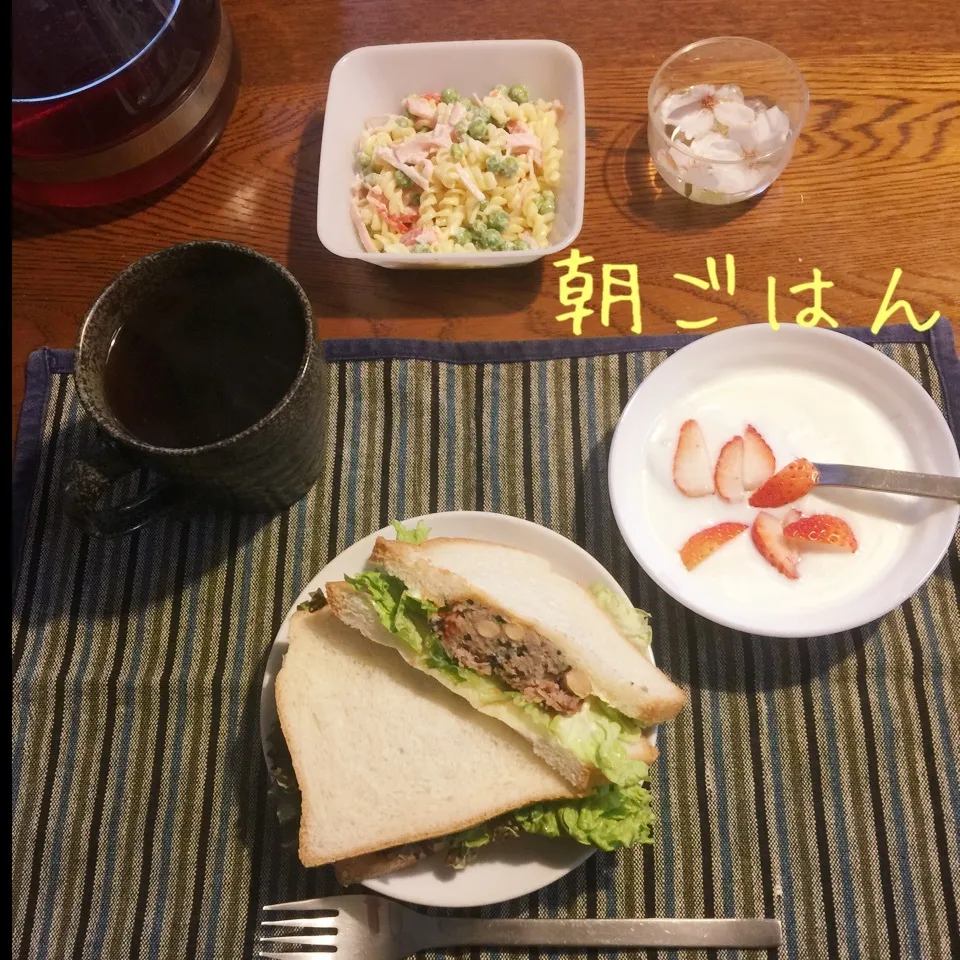 Snapdishの料理写真:ミートローフサンド、マカロニサラダ、ヨーグルト苺、紅茶|yakinasuさん