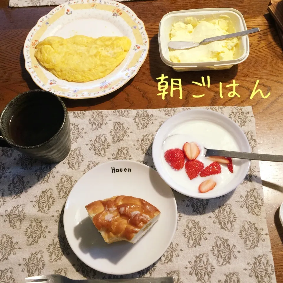 りんごパン、オムレツ、ヨーグルト苺、紅茶|yakinasuさん