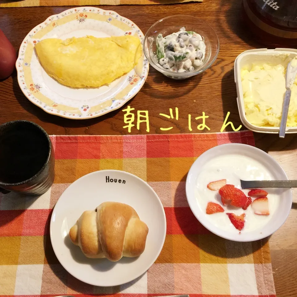 Snapdishの料理写真:甘納豆ロールパン、オムレツ豆サラダ、ヨーグルト苺、紅茶|yakinasuさん