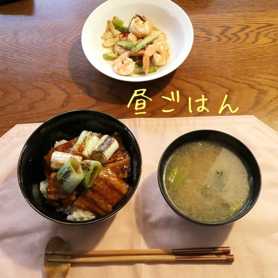 Snapdishの料理写真:サンマ蒲焼丼、味噌汁、海老炒め|yakinasuさん