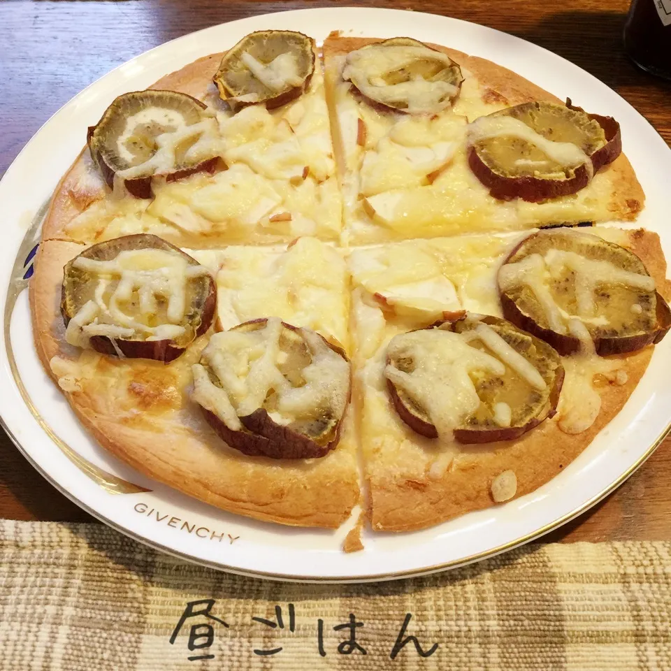 Snapdishの料理写真:サツマイモとりんごの蜂蜜ピザ|yakinasuさん