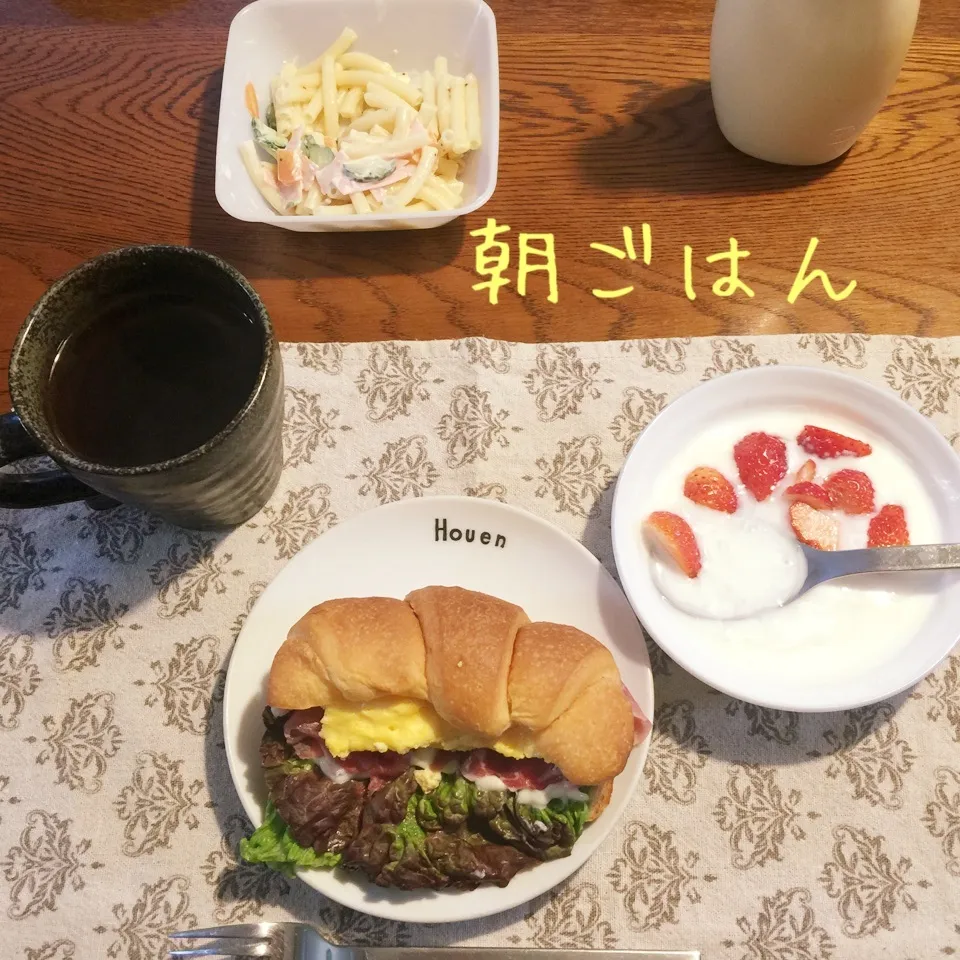 Snapdishの料理写真:コモパンのクロワッサンサンド、マカロニサラダ、ヨーグルト苺|yakinasuさん