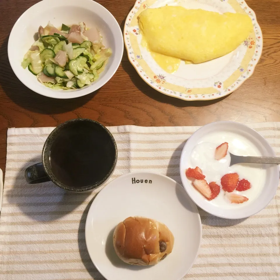 Snapdishの料理写真:ぶどうパン、オムレツ、サラダ、ヨーグルト苺、紅茶|yakinasuさん