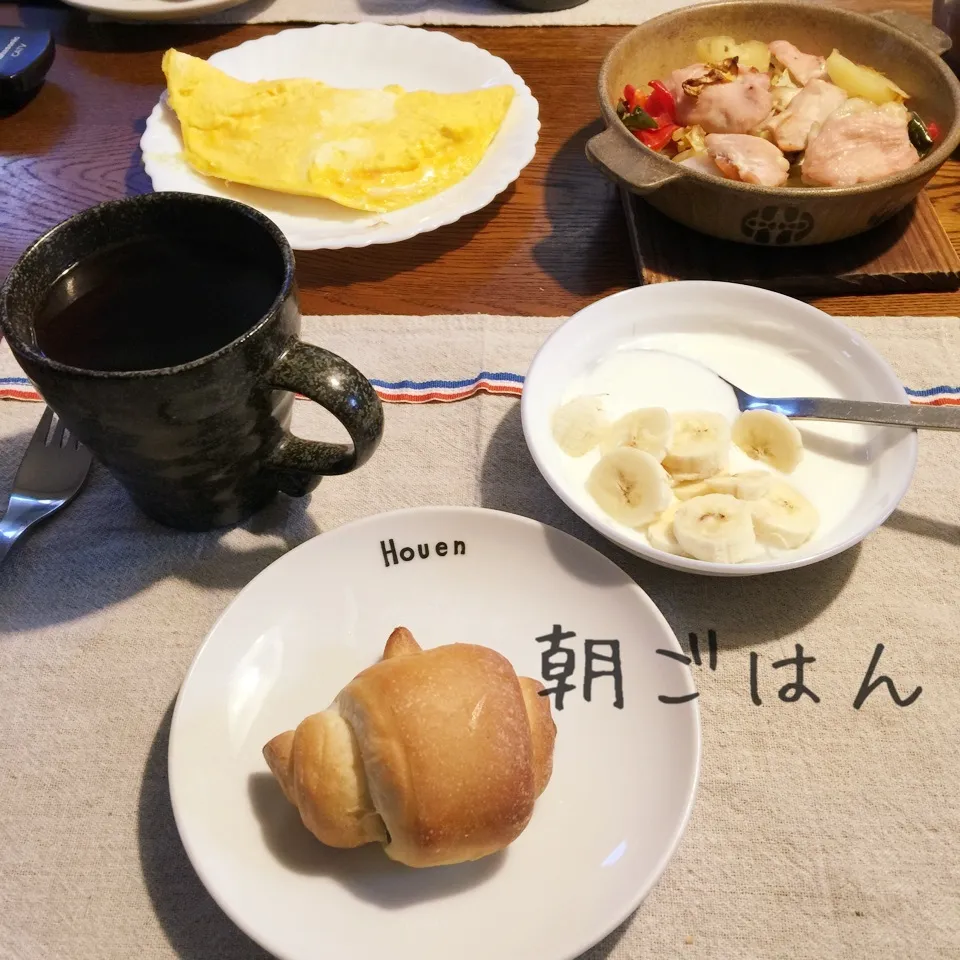 Snapdishの料理写真:甘納豆ロールパン、オムレツ、残り物、ヨーグルトバナナ、紅茶|yakinasuさん